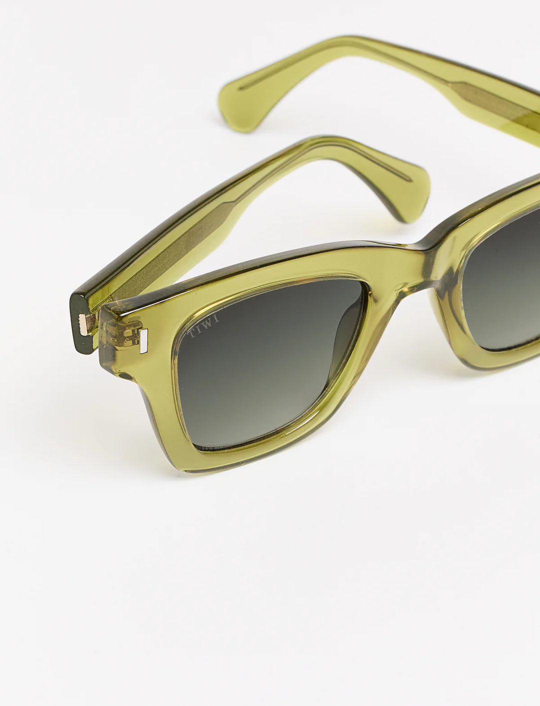 PAUL Available in more colors