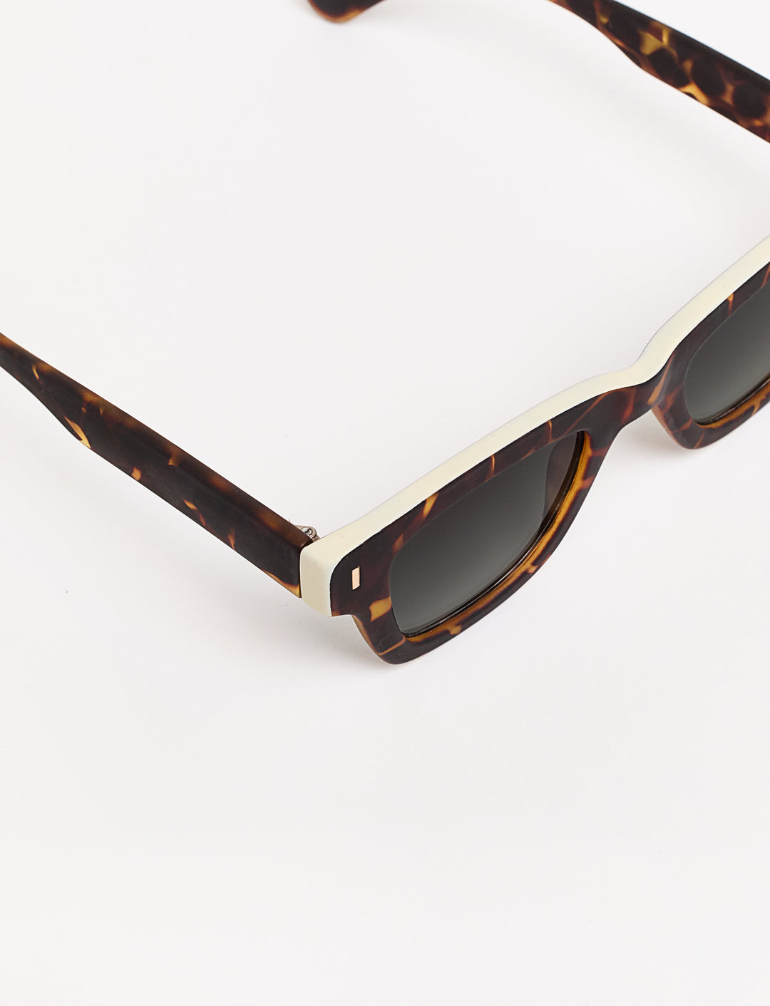 PAUL Available in more colors