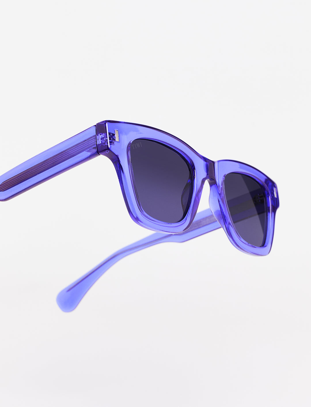 PAUL Available in more colors