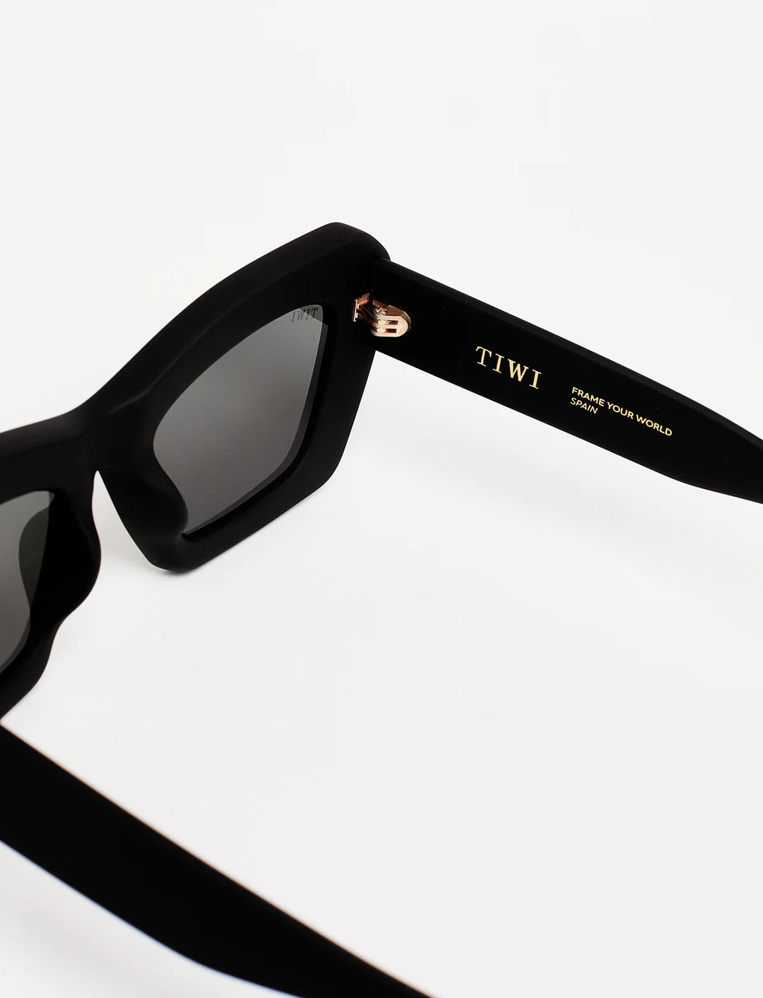 FILIPPA Available in more colors