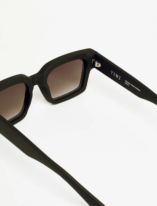 KOBE Available in more colors