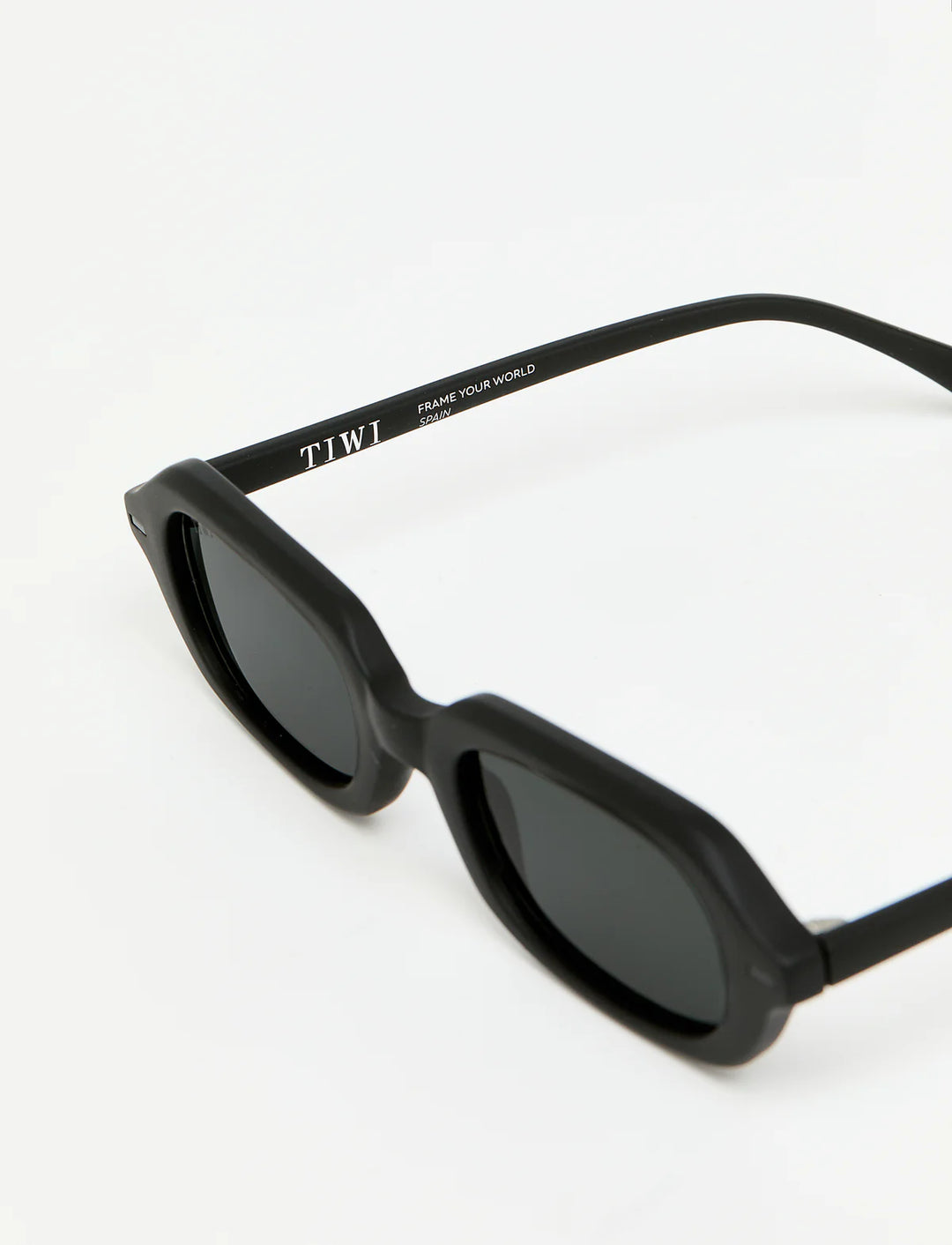 BENNETT Available in more colors